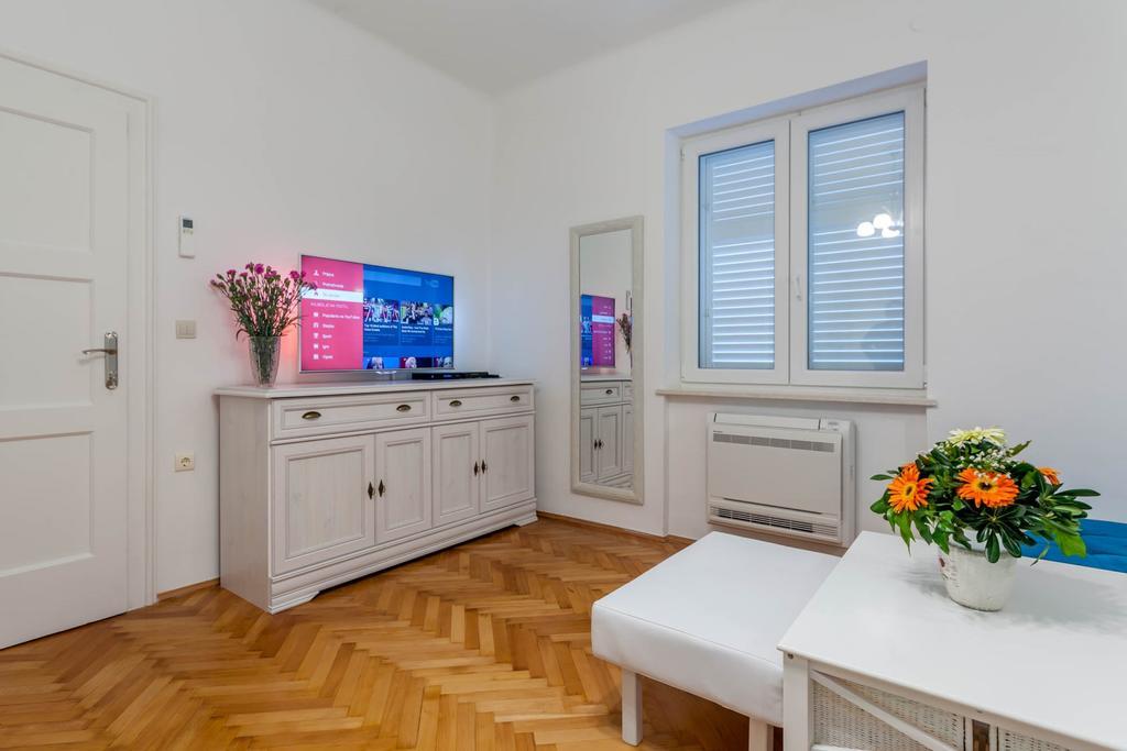 Chic Apartment In Center 스플리트 객실 사진
